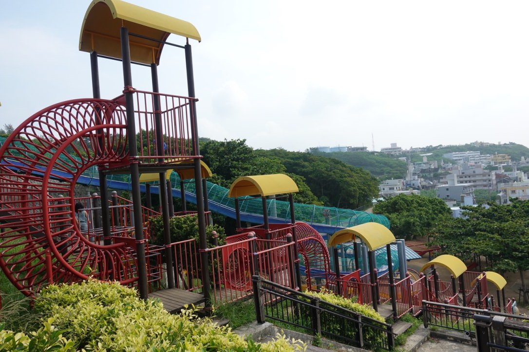 『沖繩』彎彎、長長的溜滑梯-海軍壕公園