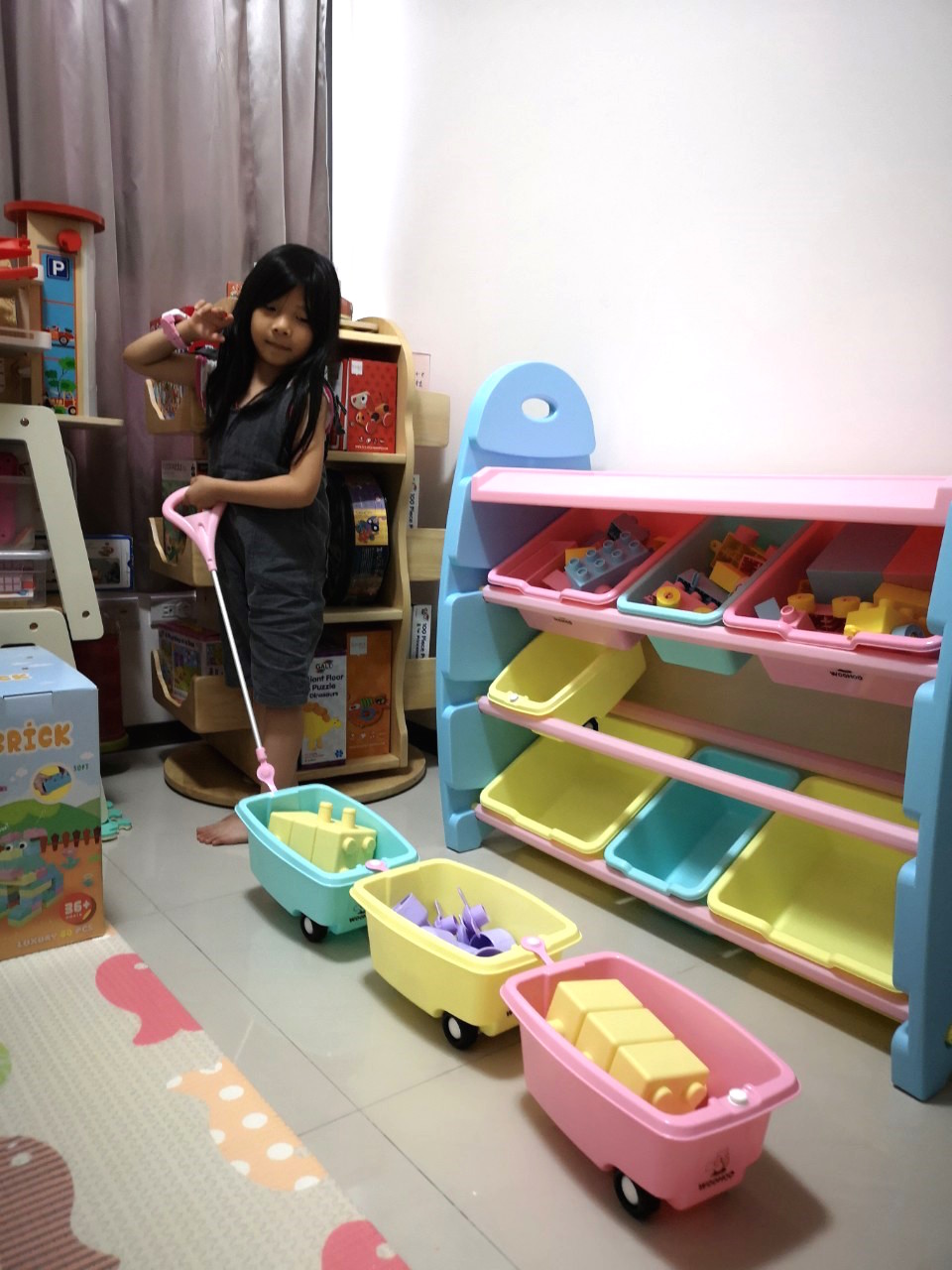 玩具間美麗、好玩的一角，WOOHOO 兒童玩具收納櫃-拉車款