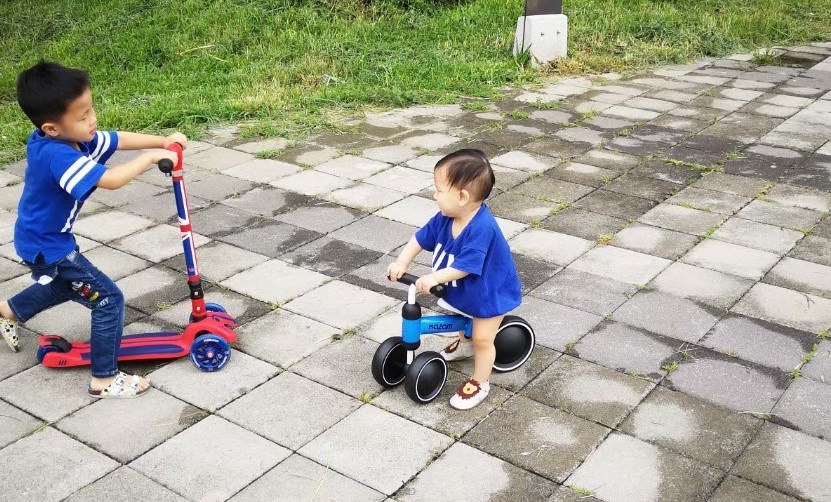 『溜孩好物』大小寶都要有一台，英國Kiddimoto炫光折疊滑板車&Kazam寶寶滑步小車