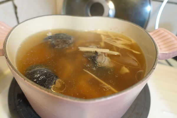 『廚房』冬天暖身的好幫手-蒜香香菇烏骨雞湯